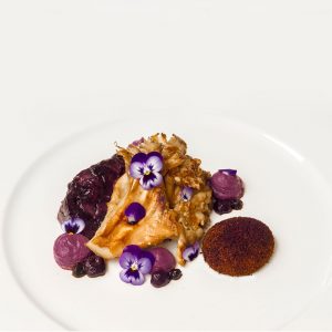 Gebratener Maitake mit Ofensellerie, Sellerie-Heidelbeer-Püree, Heidelbeer-Zwiebel-Creme und confiertem Eigelb