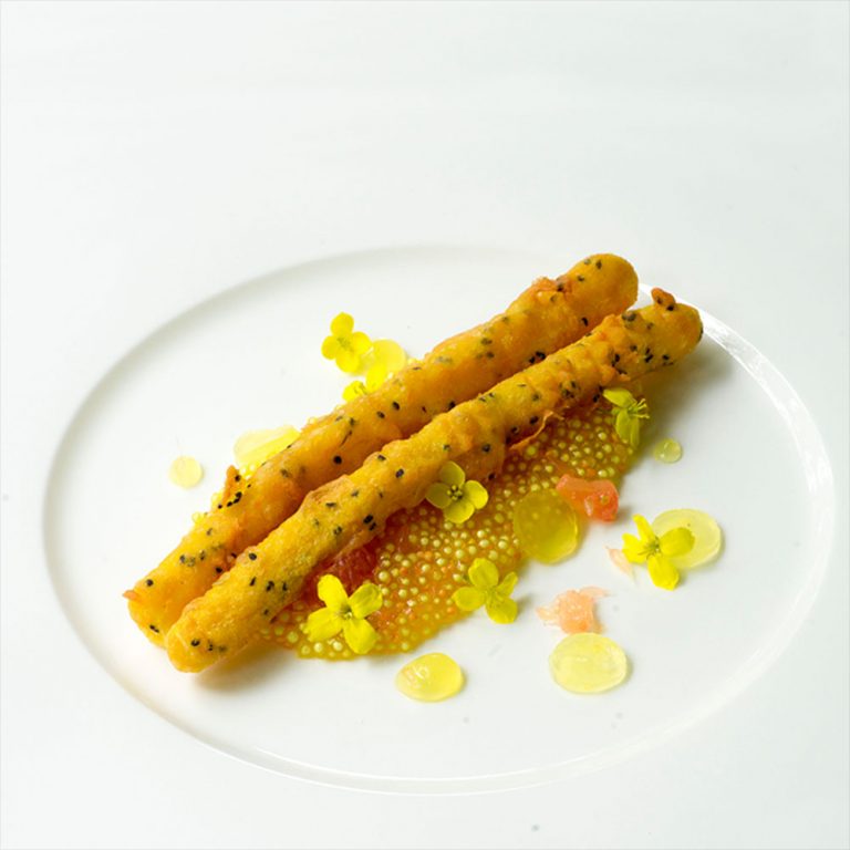 Schwarzwurzel-Tempura auf Senfkorn-Tapioka mit Holunder-Zitrus-Marinade und Zitronengelee