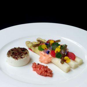 Teller mit Spargel, Erdbeer-Hollandaise, Rhabarber-Relish und gratiniertem Ziegenkäse