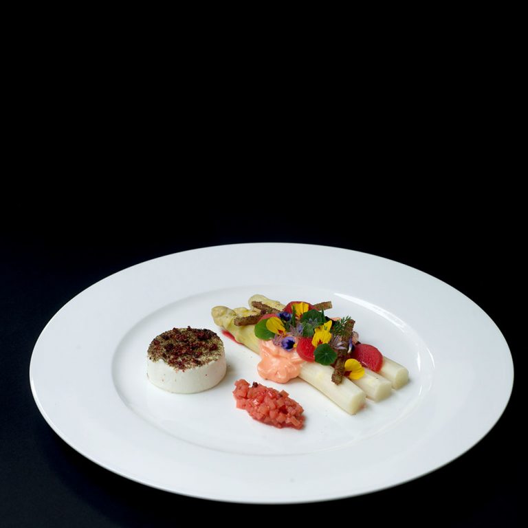 Teller mit Spargel, Erdbeer-Hollandaise, Rhabarber-Relish und gratiniertem ziegenkäse