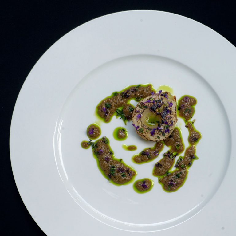 Gebratene Birne mit Pilz-Bier-Sauce, Thymianöl und Lavendelblüten