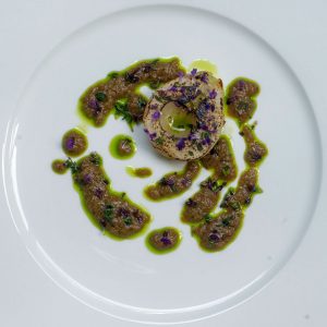 Gegrillte Birne mit Pilz-Bier-Sauce, Thymianöl und Lavendelblüten