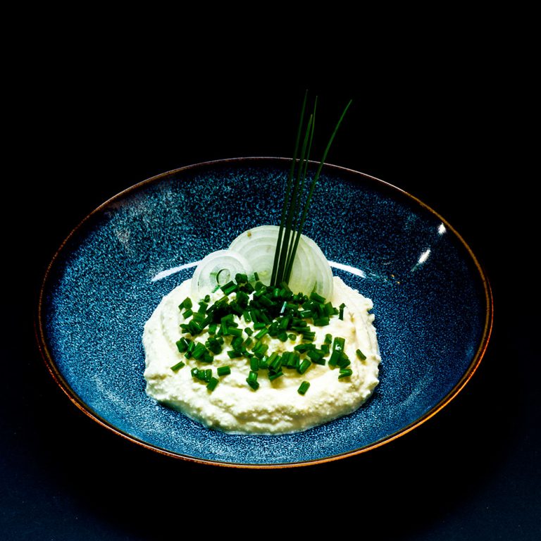 Bibbeleskäs mit Schnittlauch und Zwiebelscheiben