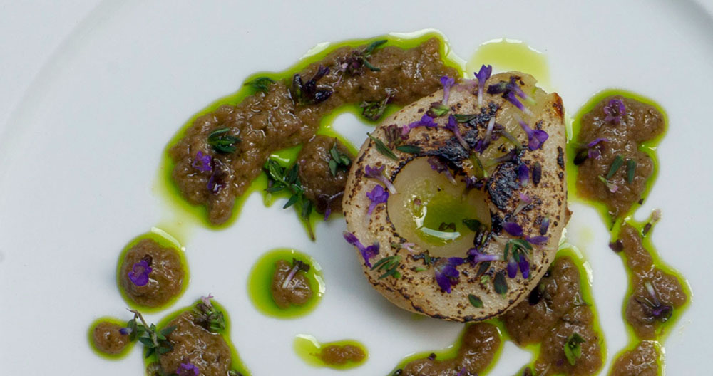 Ausschnittsvergrößerung von Gegrillte Birne mit Pilz-Bier-Sauce, Thymianöl und Lavendelblüten
