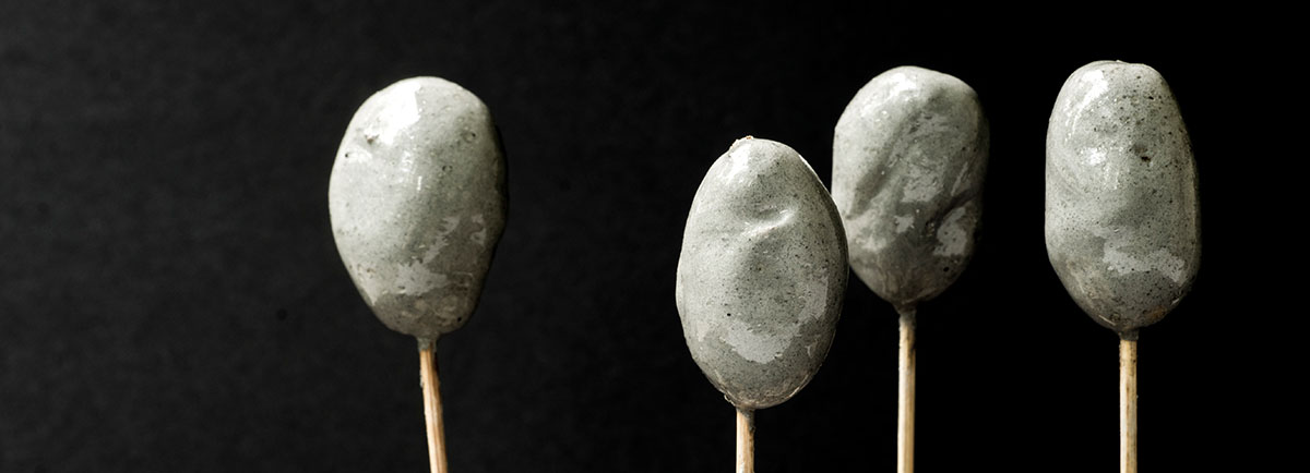 Herstellung der essbare Rheinkiesel: Aufgespießte Kartoffeln nach dem ummanteln mit einer Kaolin-Schicht