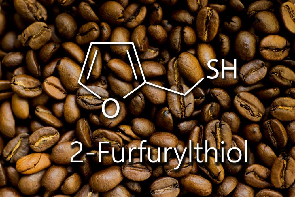 Strukturformel von 2-Furfurylthiol, der Schlüsselkomponente von Kaffeeduft, mit Kaffeebohnen im Hintergrund