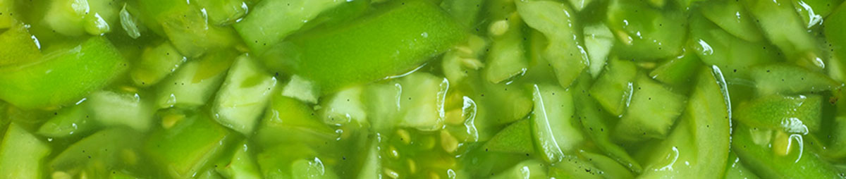 Grüne Tomatenstücke