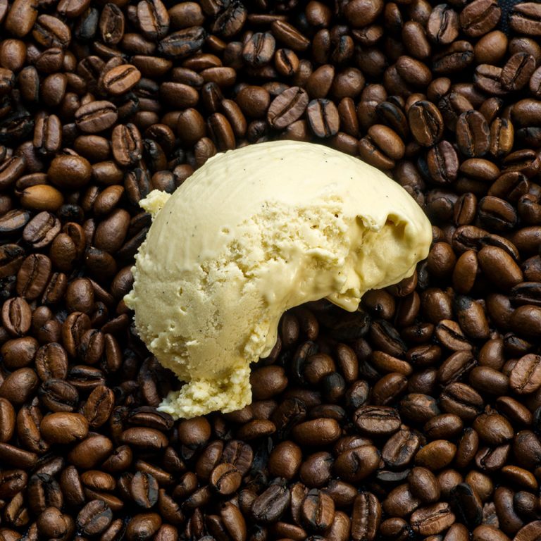 Weißes Kaffee-Eis auf Kaffeebohnen