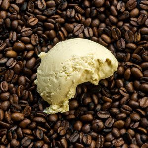 Weißes Kaffee-Eis auf Kaffeebohnen