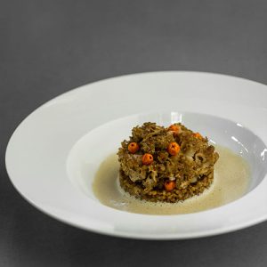 Pilz-Orzotto mit gebratener Krause Glucke und eingelegten Vogelbeeren