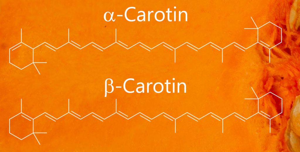 Strukturformeln von alpha-Carotin und beta-Carotin vor dem Hintergrund eines Butternut-Kürbis