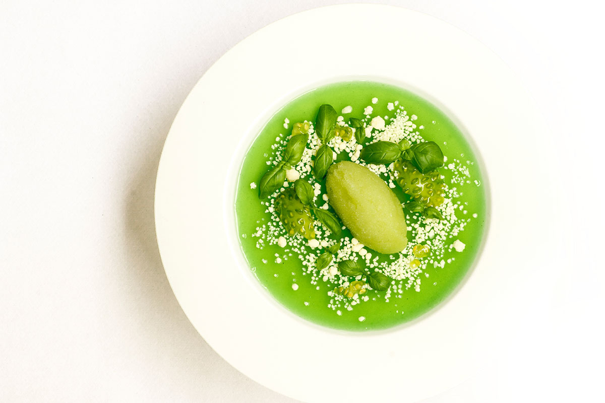 Grüne Tomaten-Sorbet mit Basilikum-Gelee und weißer Schokoladencreme, mit Knusperstreuseln und grüner Tomatengallerte.