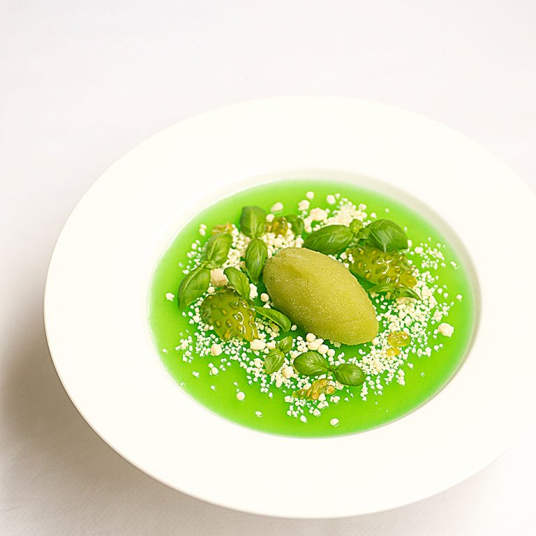 Grüne Tomaten-Sorbet mit weißer Schokoladencreme und Basilikum-Gelee, mit Weißer Knusperschokolade, Basilikum und grüner Tomatengallert.