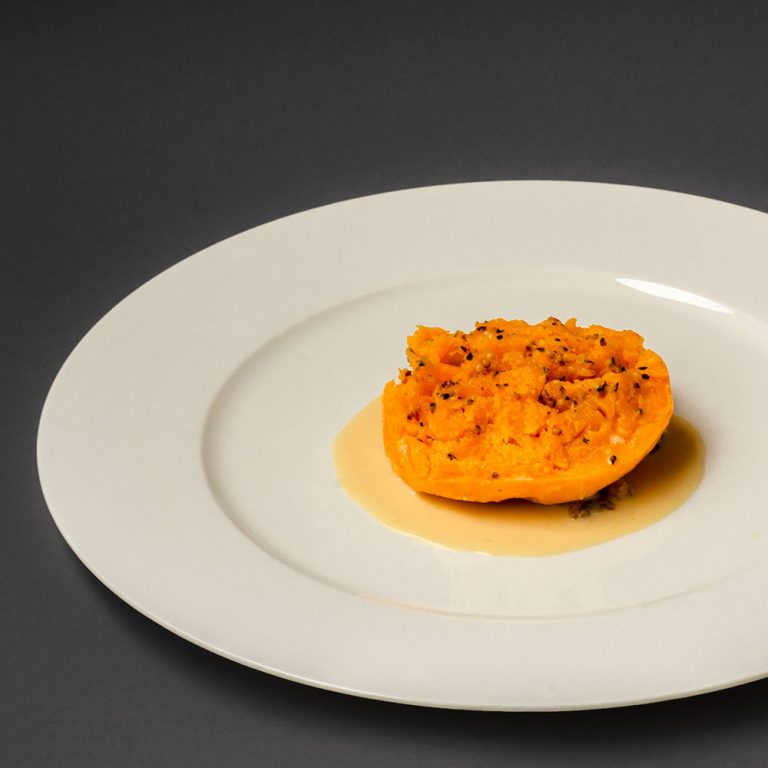 Teller mit gegartem Butternut-Kürbis, gebratenen Pfifferlingen, Quittensauce und gerösteter Hanfsaat