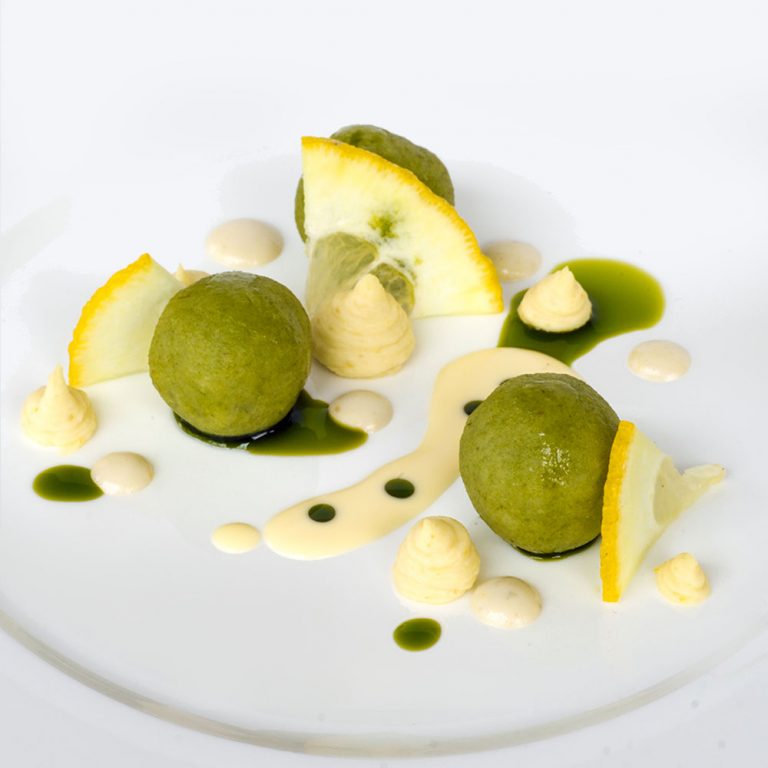 Tannenknödel mit einem Püree aus Zitronatzitronen (Cedri), Zedernuss-Creme, Zitronenbutter-Sauce und Tannenöl.