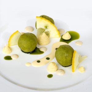 Tannenknödel mit einem Püree aus Zitronatzitronen (Cedri), Zedernuss-Creme, Zitronenbutter-Sauce und Tannenöl.
