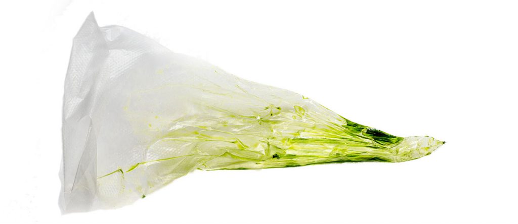 Leerer Spritzbeutel mit Resten von Bärlauchöl