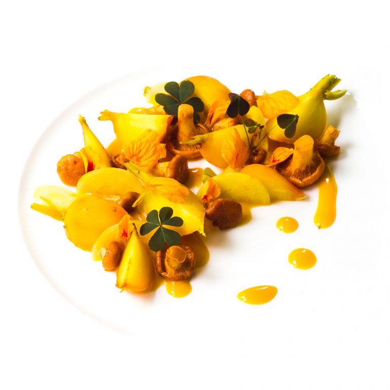 Gelbe Bete mit frischen Pfifferlingen und einer Sauce aus gelben Kapuzinerkresse-Blüten