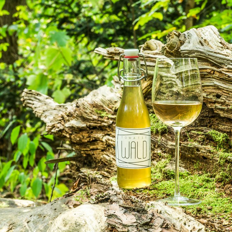 Alkoholfreie Getränkebegleitung - TomaTee »WALD« - Kiefernzapfen-Tee & Tomatenwasser mit Pfifferlingen aromatisiert