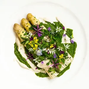 Teller mit geflämmten Spargel, Frankfurter Grüne Soße und Nusscreme.